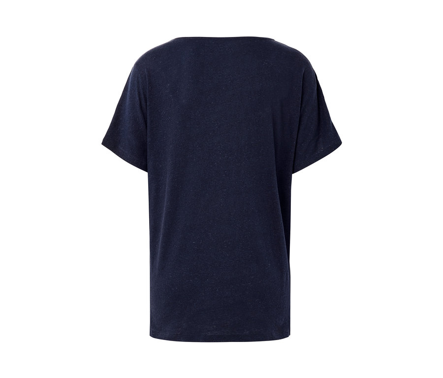 Zbliżenie na granatową bluzkę z zawartością lnu.