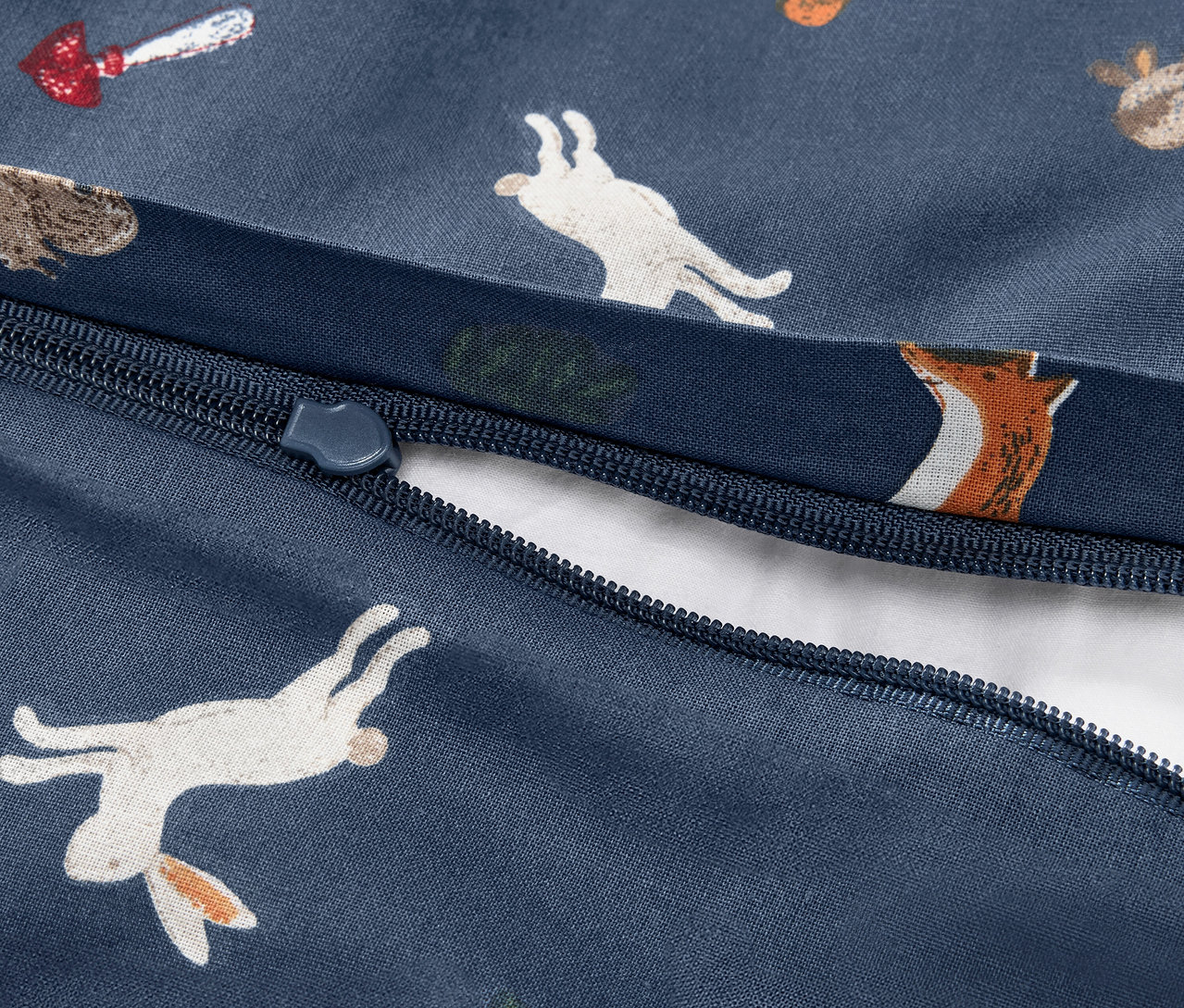 Zbliżenie na pościel dziecięcą z bawełny renforcé w standardowym rozmiarze, z motywem zwierząt leśnych i zapinana na zamek błyskawiczny.