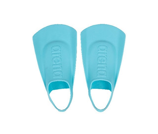 Dwie jasnoniebieskie płetwy dziecięce arena Junior leżą obok siebie.