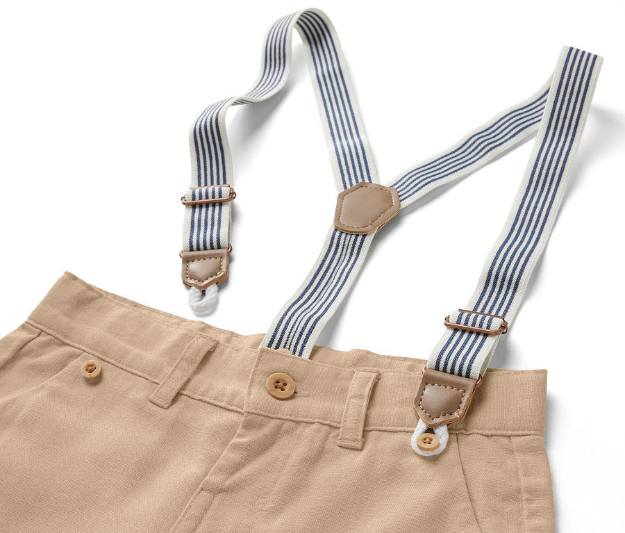 Beżowe szorty z niebiesko-białymi szelkami.