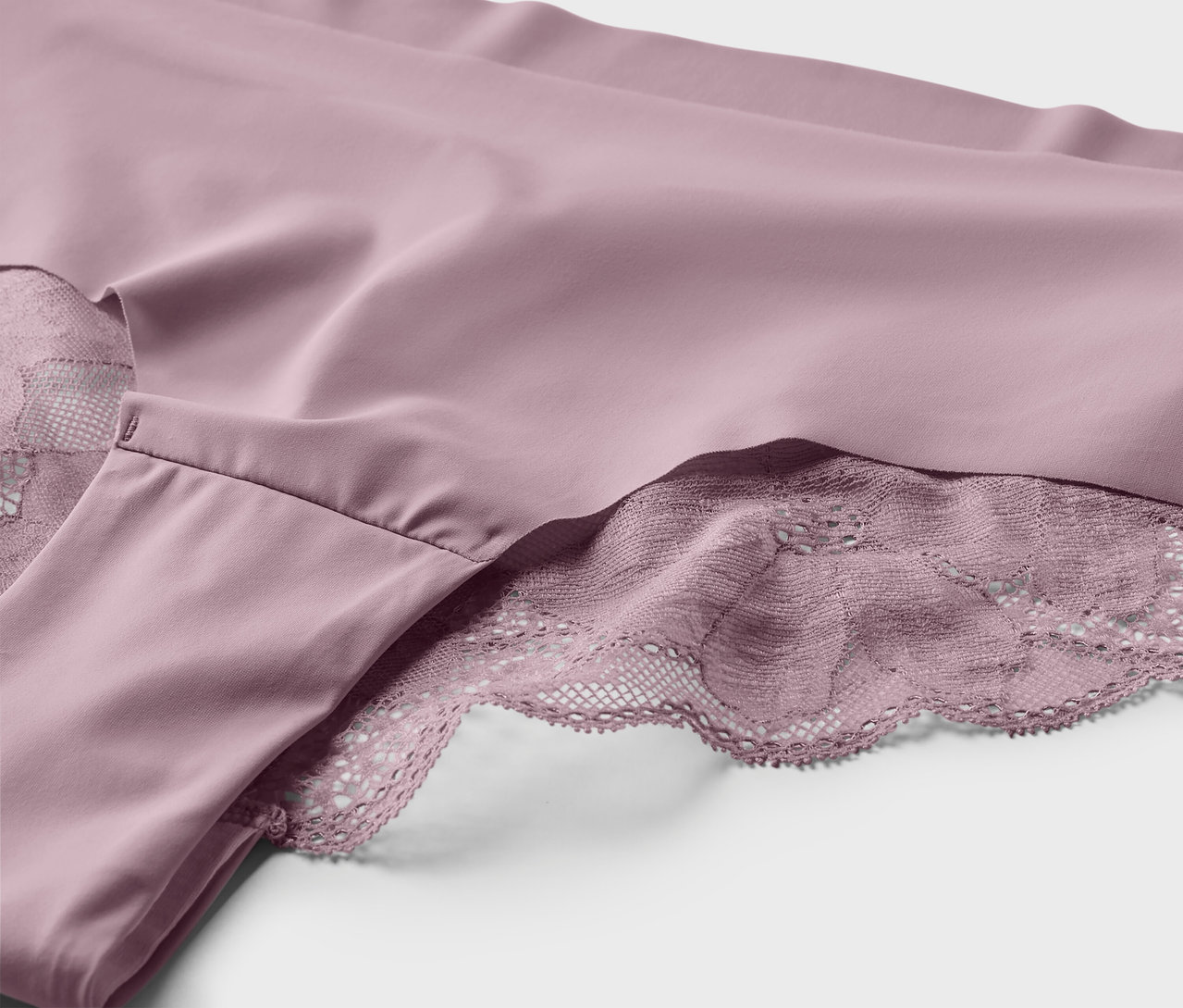 Zbliżenie na fiołkowe figi brazylijskie magic cut z koronką, 2 pary.