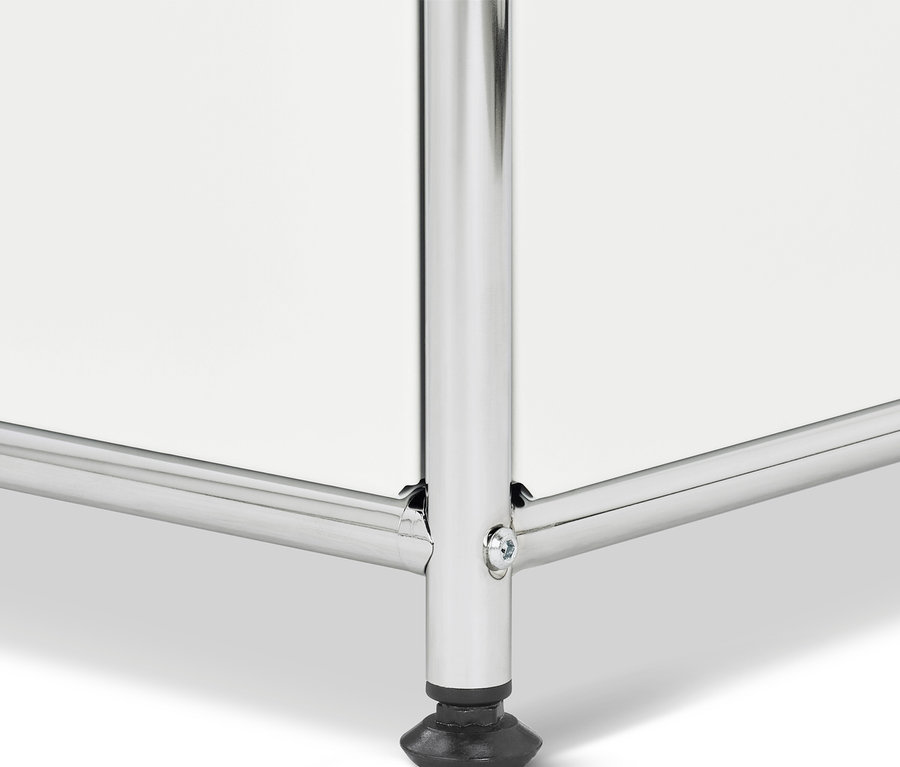 Szczegół białej metalowej szafy »CN3« z 2 przegródkami i 2 szufladami.