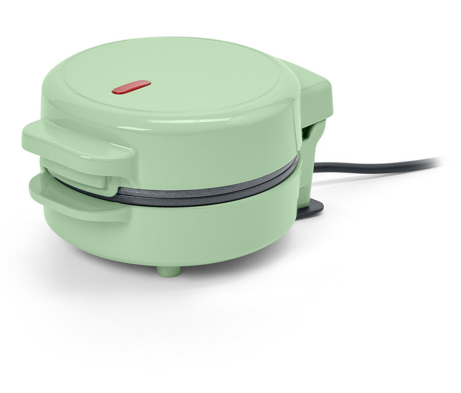 Zamknięta zielona gofrownica na białym tle.