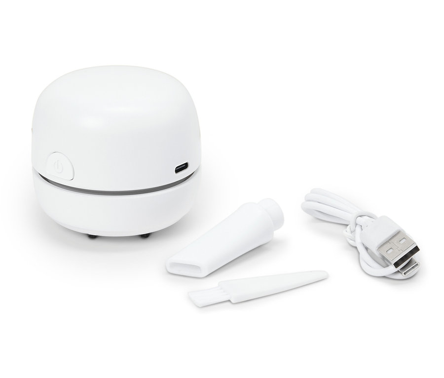 Biały mini odkurzacz z nasadkami i kablem USB.