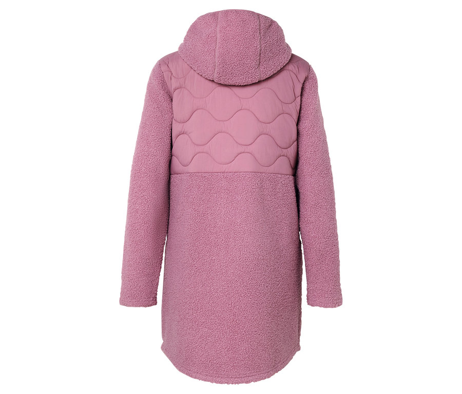 Widok z tyłu na długi, różowy płaszcz z kapturem i falistym pikowaniem.