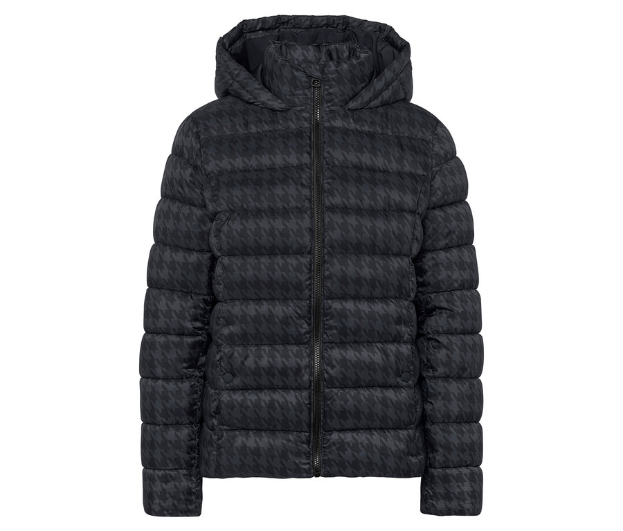 Czarna kurtka puchowa z kapturem w pepitkę.