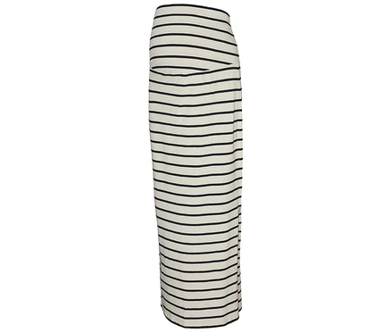 Na zdjęciu widoczna jest spódnica MAMALICIOUS MLEVA YD JRS MAXI SKIRT NOOS w czarno-białe paski.