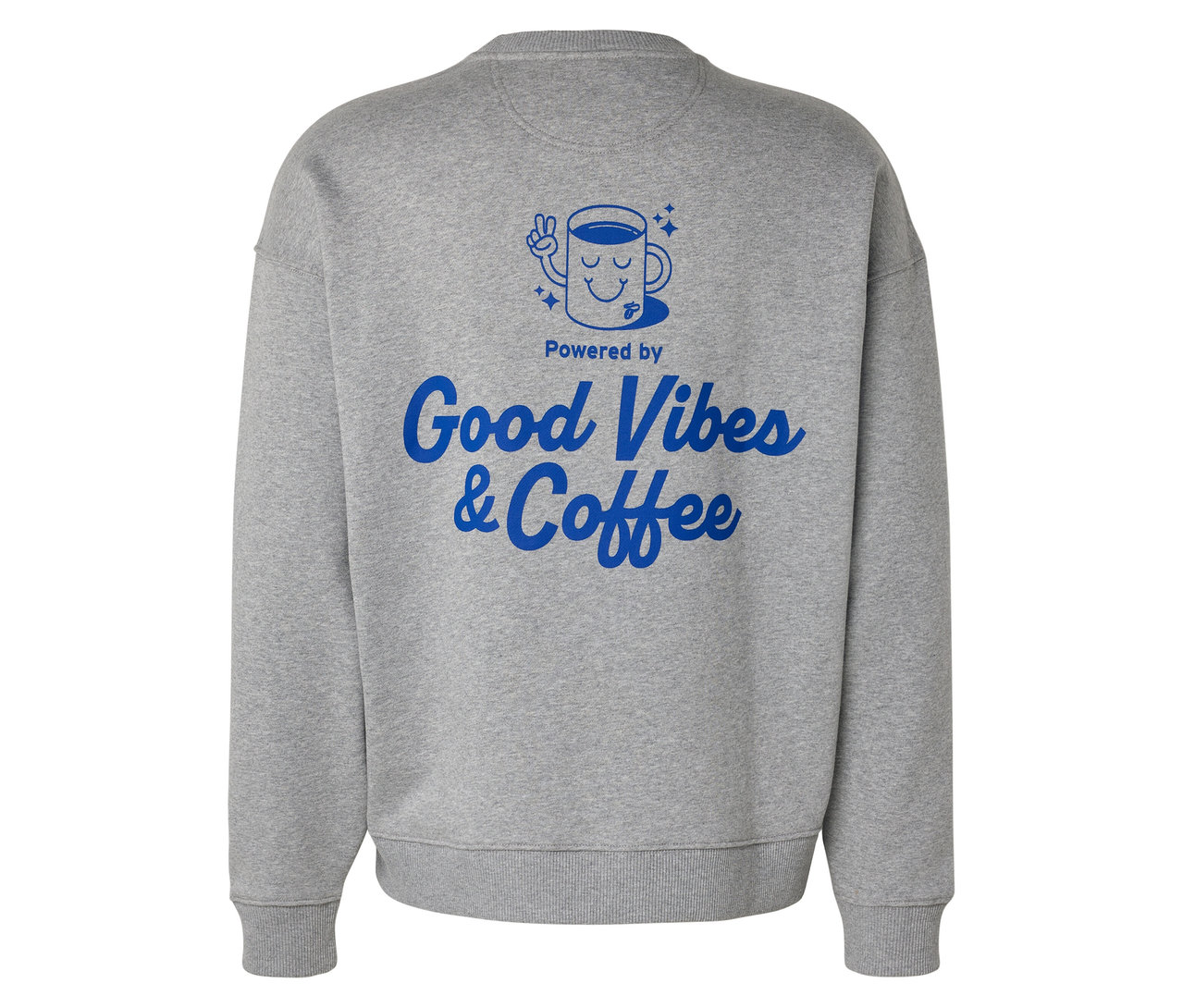 Szara bluza Unisex Coffee Crew widziana od tyłu, z niebieskim nadrukiem filiżanki kawy z twarzą i napisem "Powered by Good Vibes & Coffee".