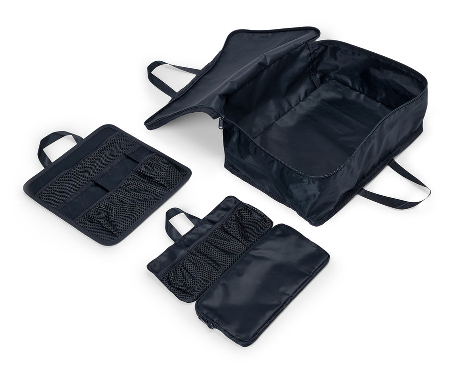 Trzy granatowe torby z materiału z uchwytami i siatkowymi przegródkami leżą na białym tle. Jedna torba jest otwarta i pokazuje wnętrze.