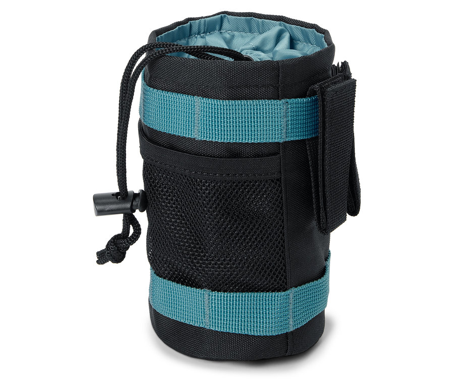 Czarna torba z niebieskimi paskami i sznurkiem.