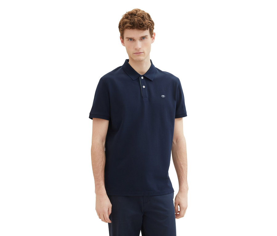 Mężczyzna ma na sobie koszulkę polo Tom Tailor z dzianiny pique, Sky Captain Blue.