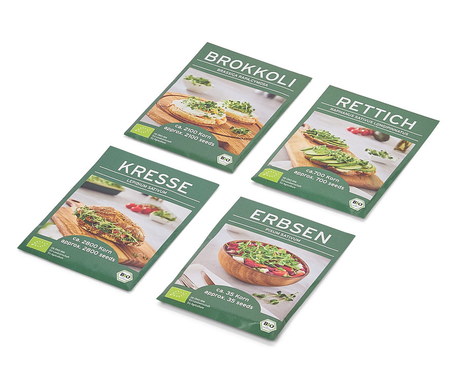 Cztery zielone torebki z nasionami leżą diagonalnie na białym tle. Na torebkach znajdują się zdjęcia brokułów, rzeżuchy, rzodkiewki i grochu.