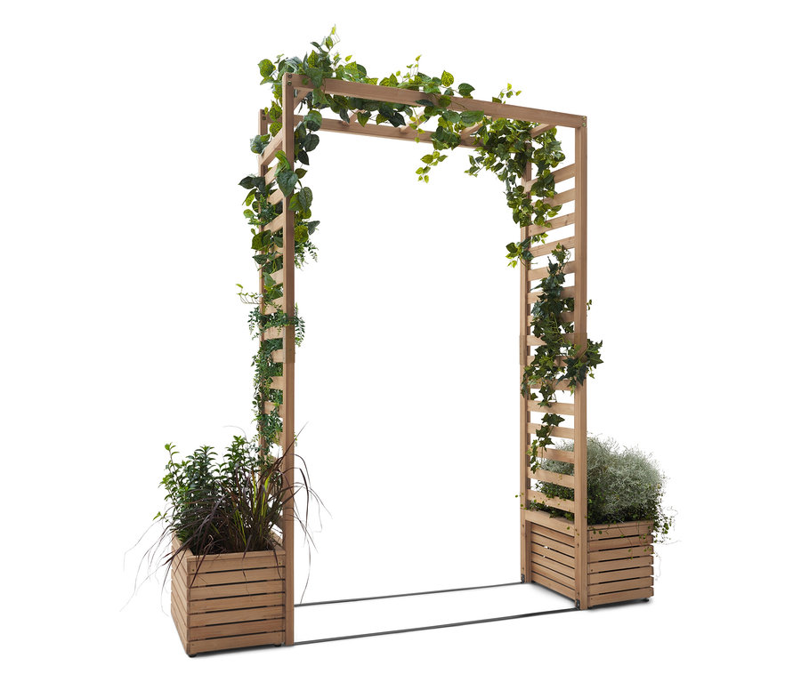 Drewniany łuk z roślinami w drewnianych skrzyniach.