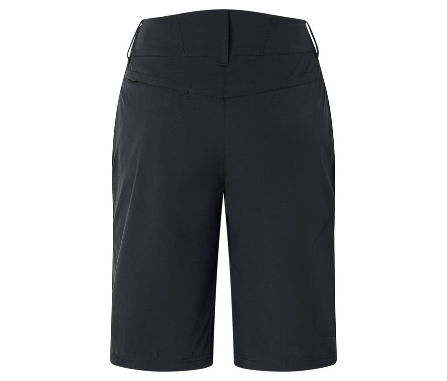 Zbliżenie na tył czarnych szortów.