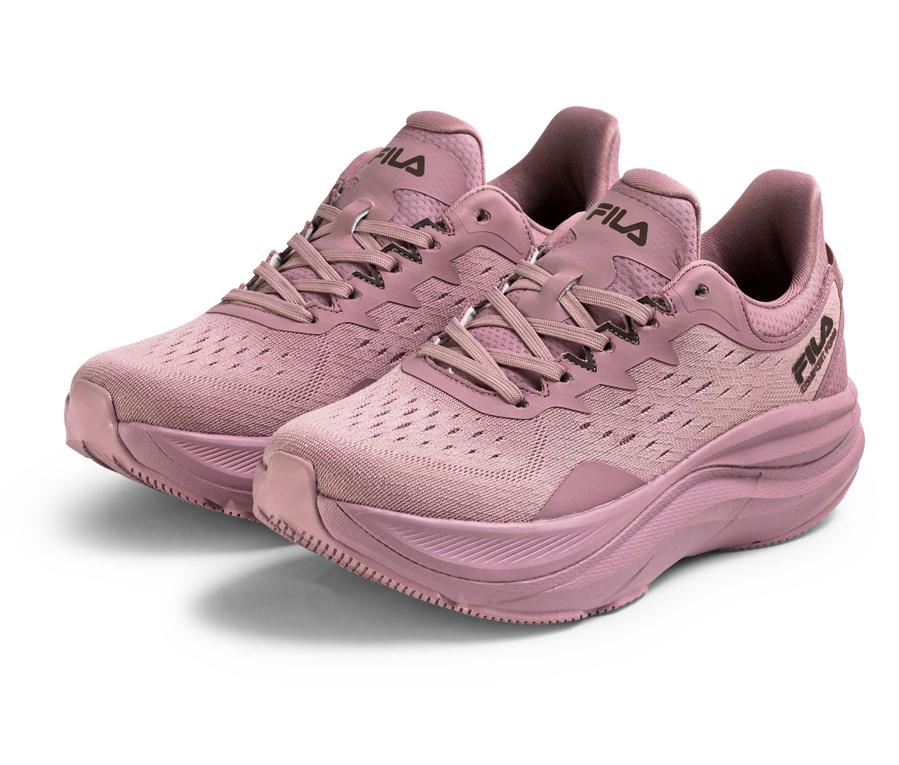 Dwa damskie sneakersy FILA Retron w kolorze mauve shadow stoją obok siebie.