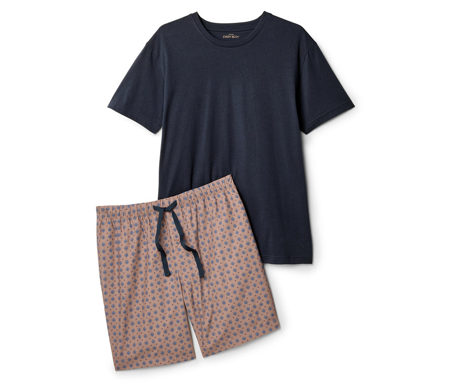 Granatowy T-shirt i różowe szorty w niebieski wzór leżą na białym tle.