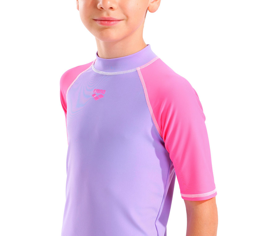 Zbliżenie dziecka ubranego w liliowo-różową koszulkę kąpielową Arena.