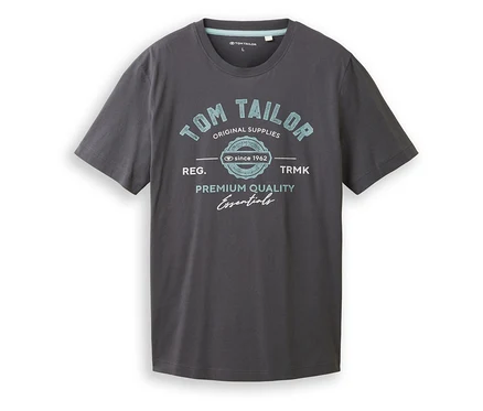 Szary T-shirt z niebieskim nadrukiem "Tom Tailor" leży płasko na białej powierzchni.