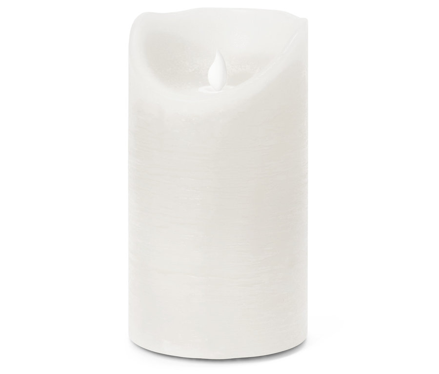 Pojedyncza, biała świeca filarowa z symulowanym płomieniem stoi na białym tle.