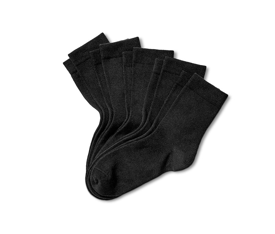 Na białym tle leży pięć par czarnych skarpet.