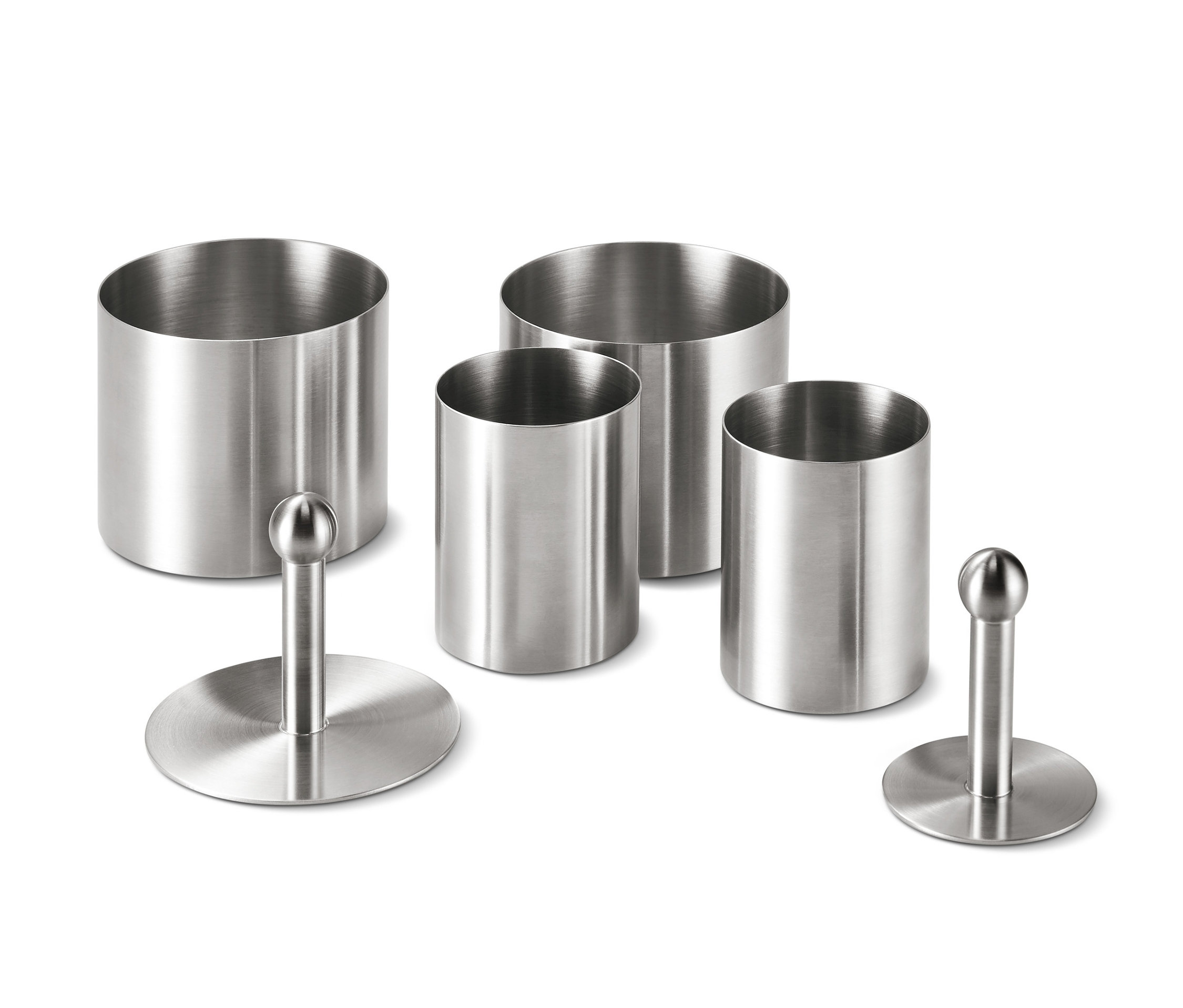 Cztery obręcze ze stali nierdzewnej do przystawek i deserów.