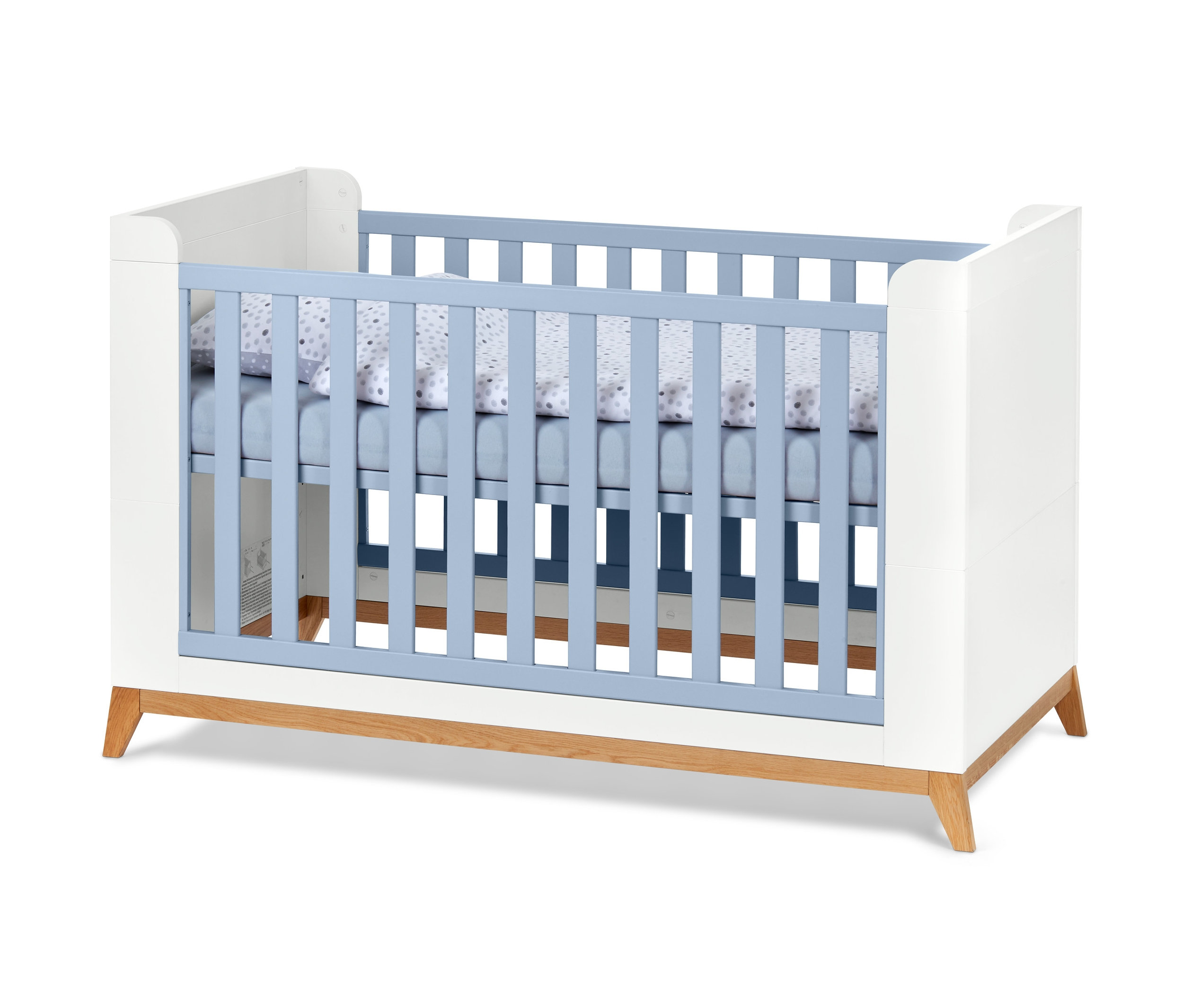 Niebieskie łóżeczko dla niemowląt i małych dzieci.