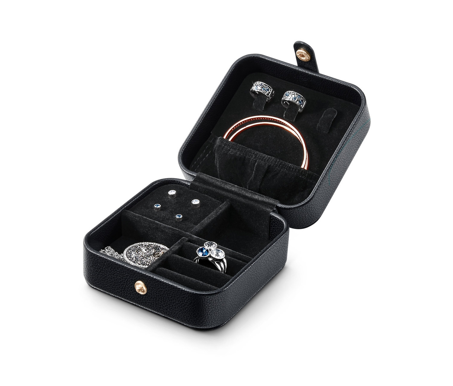 Otwarta kasetka na biżuterię z pierścionkami, bransoletką i zegarkiem.