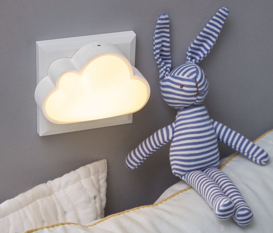Na ścianie zamontowana jest lampka nocna LED. Na poduszce siedzi pluszowy królik.