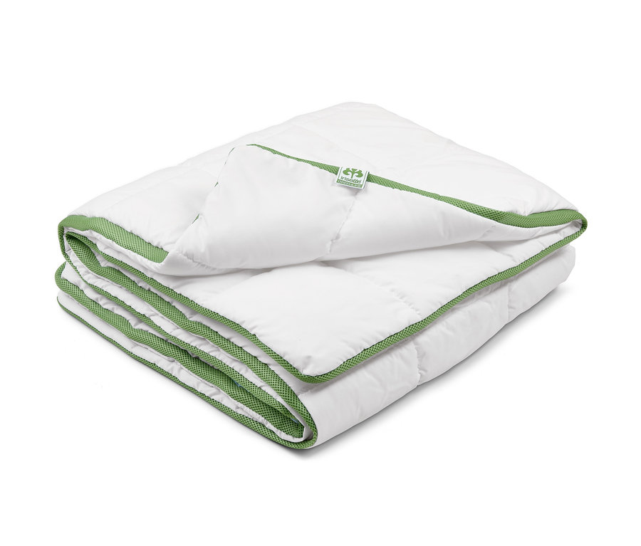 Złożona, biała kołdra pikowana irisette® greenline z taśmą klimatyzującą.