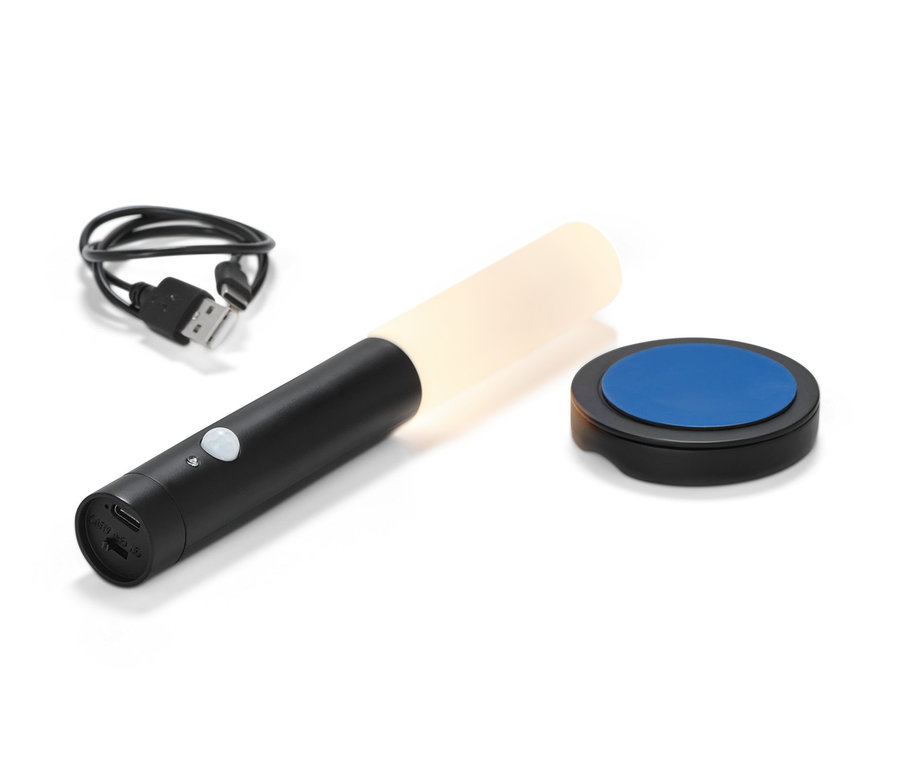 Czarna wielofunkcyjna lampka LED z akumulatorem, kabel ładujący i podstawa na białym tle.