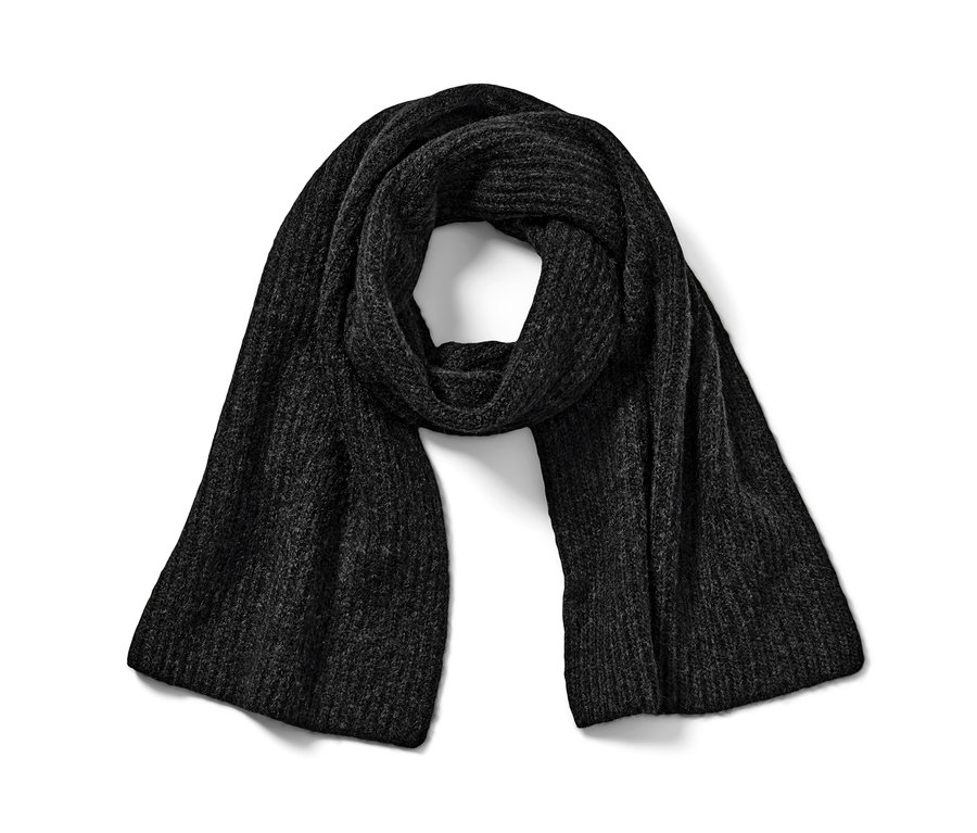 Antracytowy szalik z dzianiny leży na białym tle.