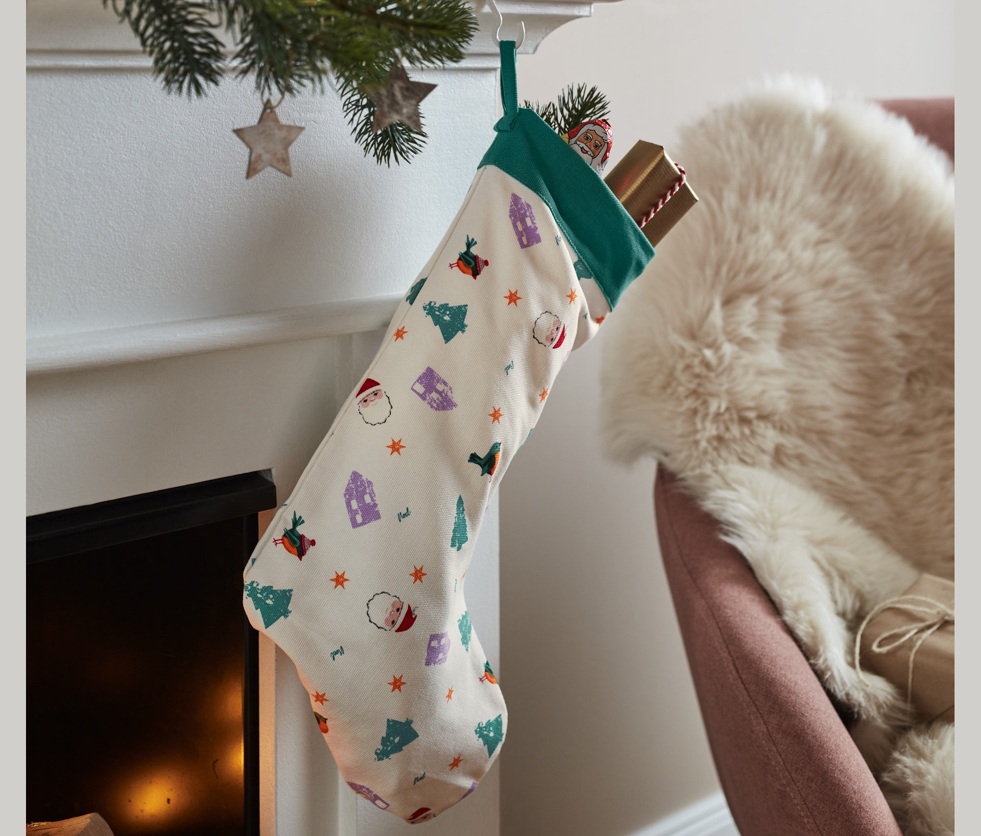 Skarpeta świąteczna wisi na kominku.