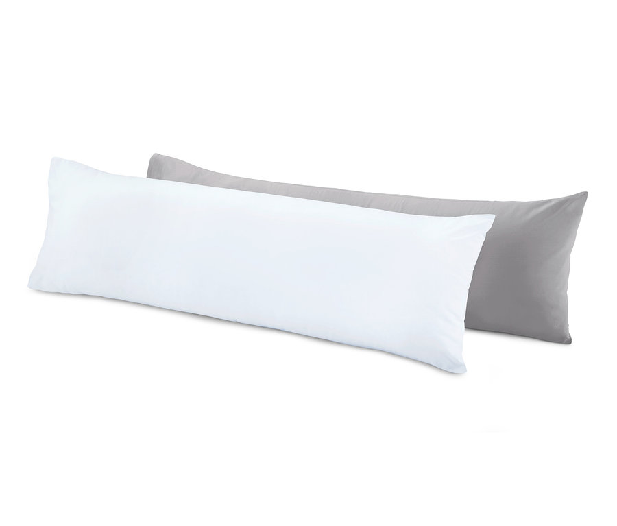Dwie podłużne poduszki, jedna biała i jedna szara, leżą obok siebie na białym tle.