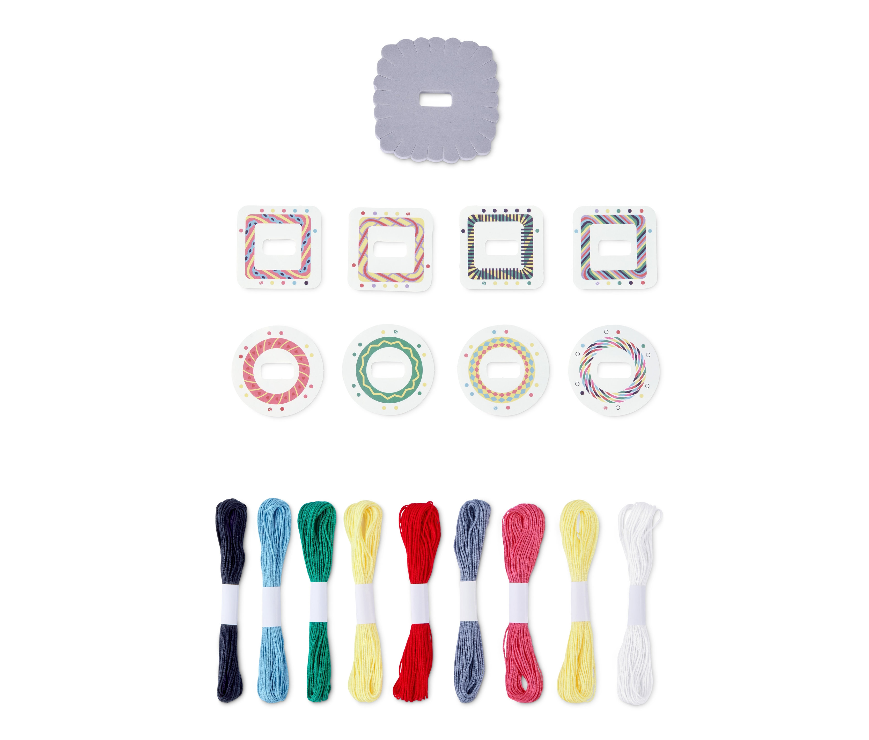 Zestaw kreatywny »Bransoletki przyjaźni« z różnokolorowymi nićmi bawełnianymi i kartonowymi szablonami.