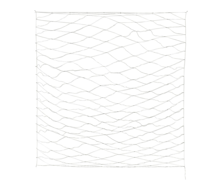 Zbliżenie na outdoorową sieć świetlną LED. Biała siatka jest rozłożona na białym tle.