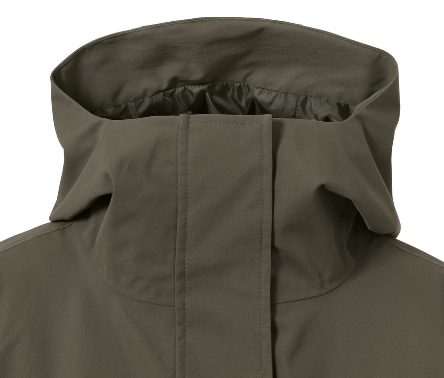 Zbliżenie oliwkowego płaszcza przeciwdeszczowego 3 w 1 z kamizelką, kaptur jest podniesiony.
