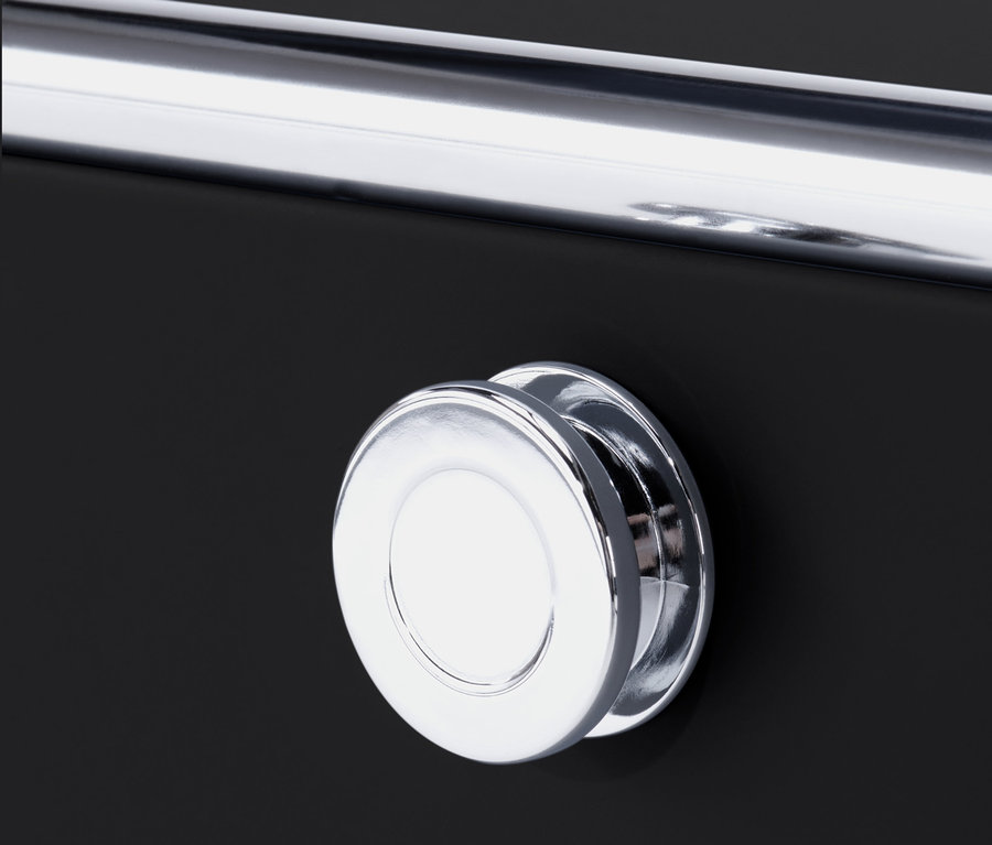 Szczegół czarnej szafki typu sideboard »CN3« z chromowanym uchwytem i gałką.