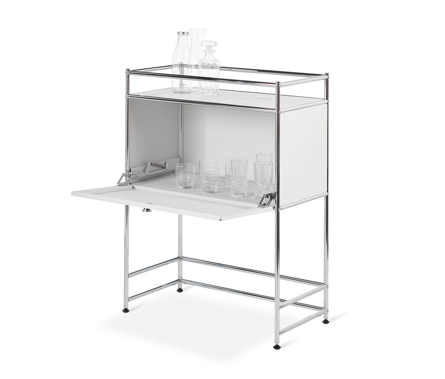 Kieliszki i karafka na białej wąskiej szafce »CN3« z klapą.