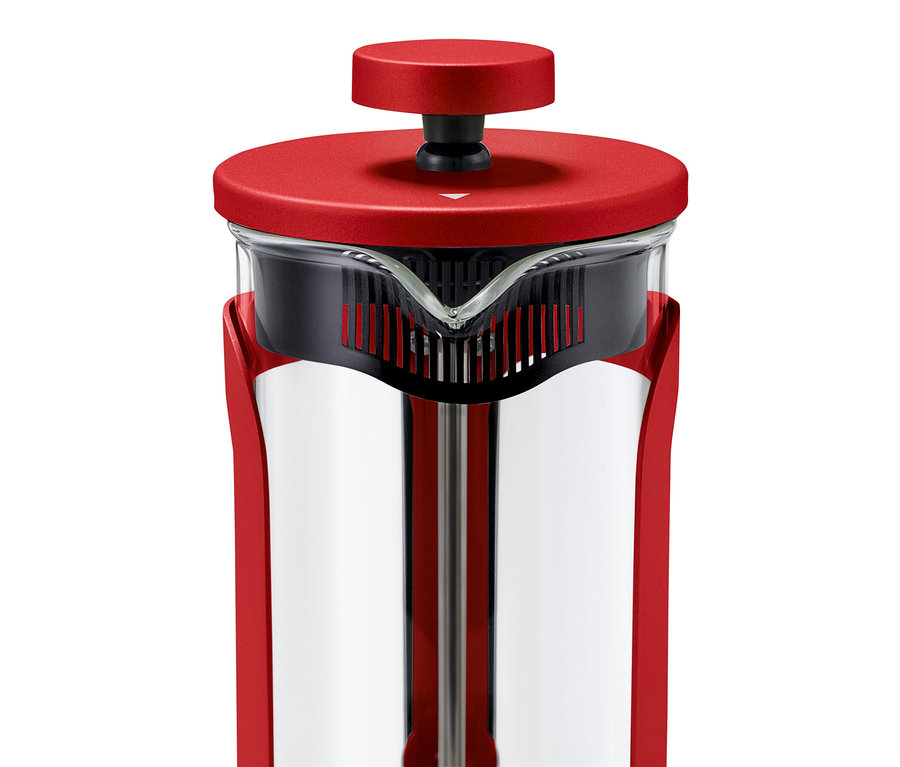 Szczegół czerwonego zaparzacza tłokowego 300 ml na 2 filiżanki.