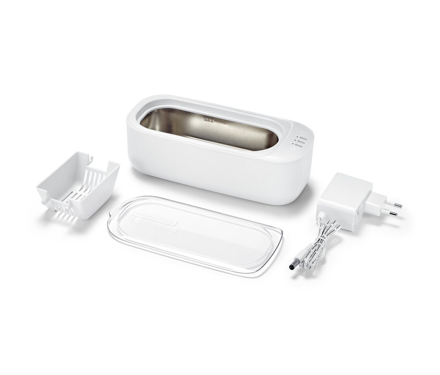 Ultradźwiękowe urządzenie oczyszczające i akcesoria na białym tle.