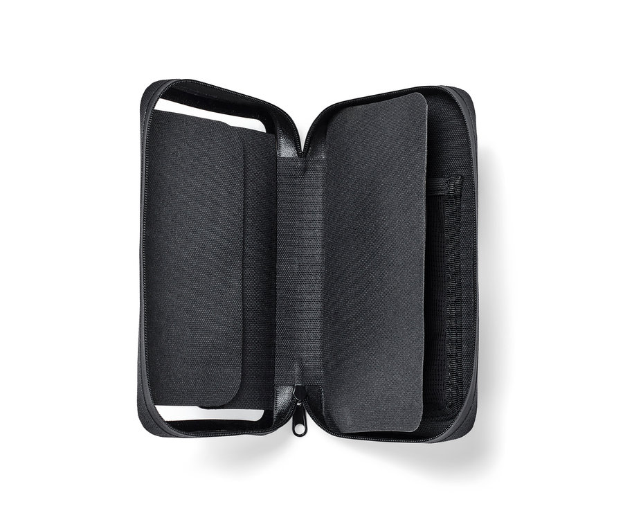 Otwarta czarna torba na smartfon 2 w 1.