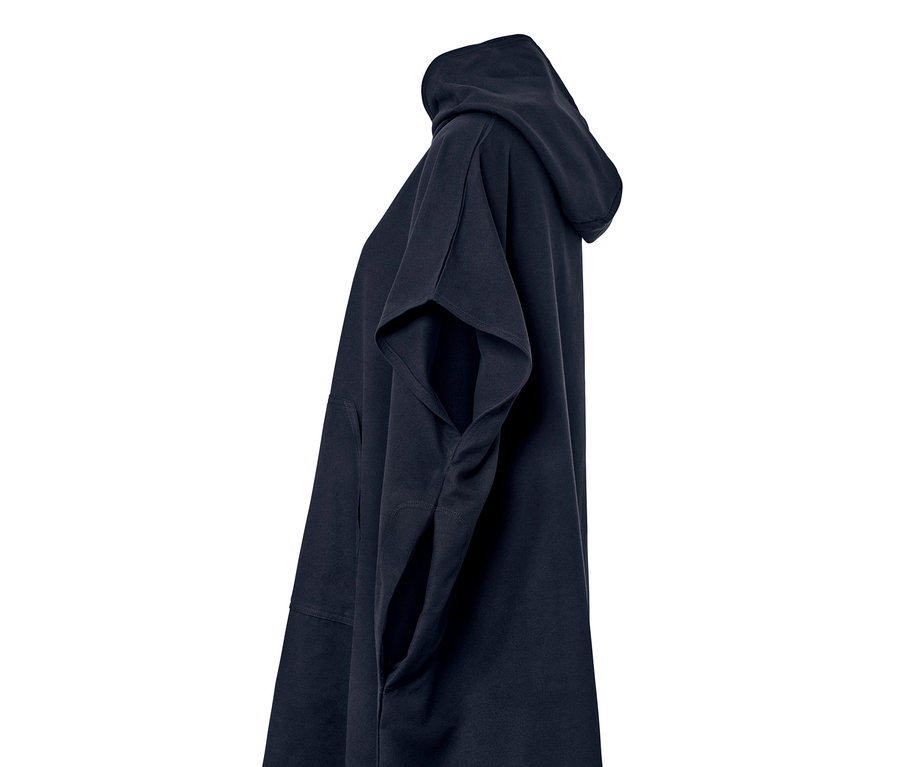 Niebieskie poncho kąpielowe z kapturem i kieszenią.