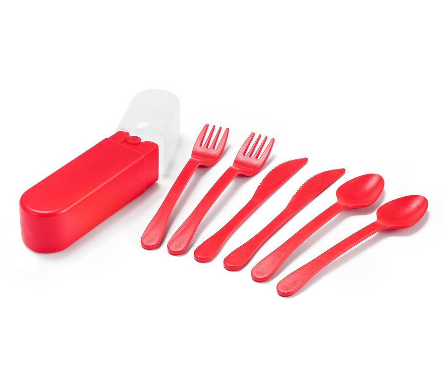 Czerwone sztućce piknikowe obok etui.