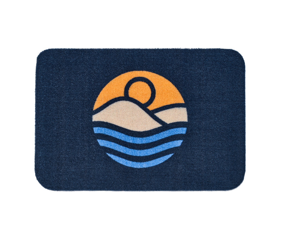 Ciemnoniebieska wycieraczka z motywem morza, gór i słońca.