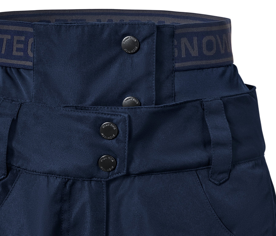 Szczegół niebieskich spodni narciarskich i snowboardowych.