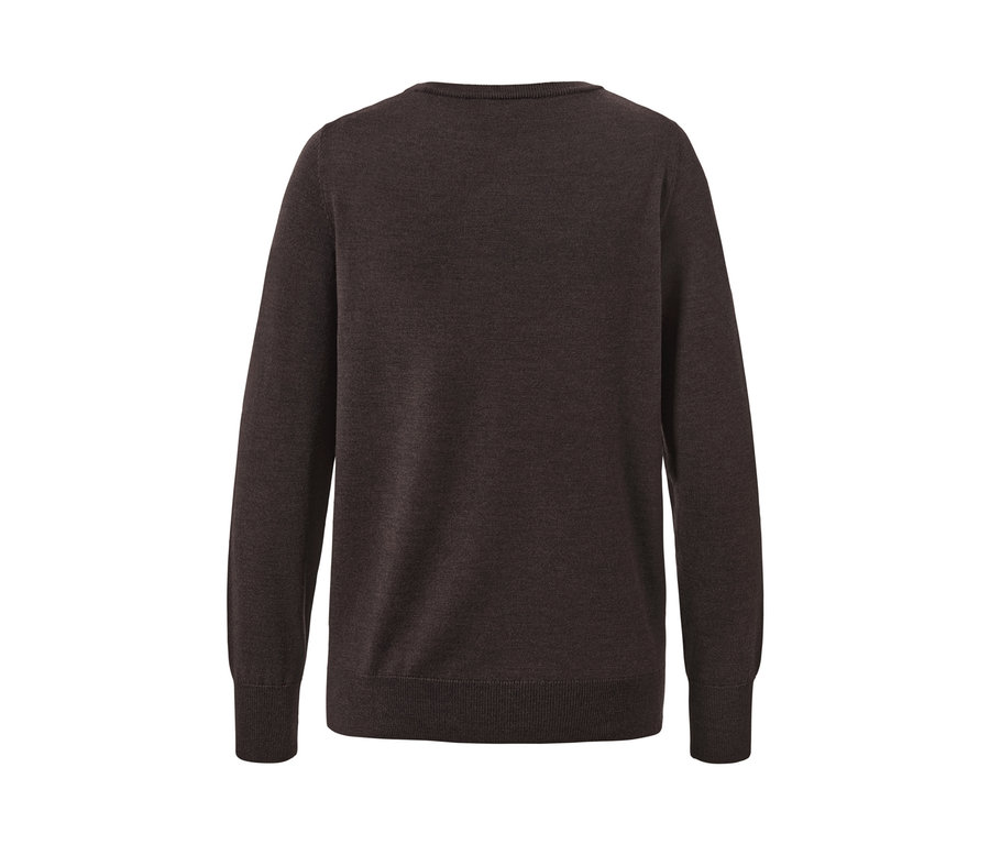 Zbliżenie na brązowy sweter z delikatnej dzianiny z wełny merino.
