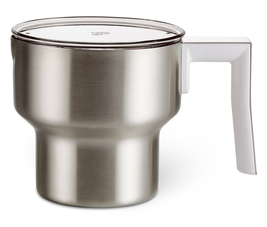Indukcyjny spieniacz do mleka ze stali nierdzewnej z białym uchwytem i przezroczystą pokrywką.