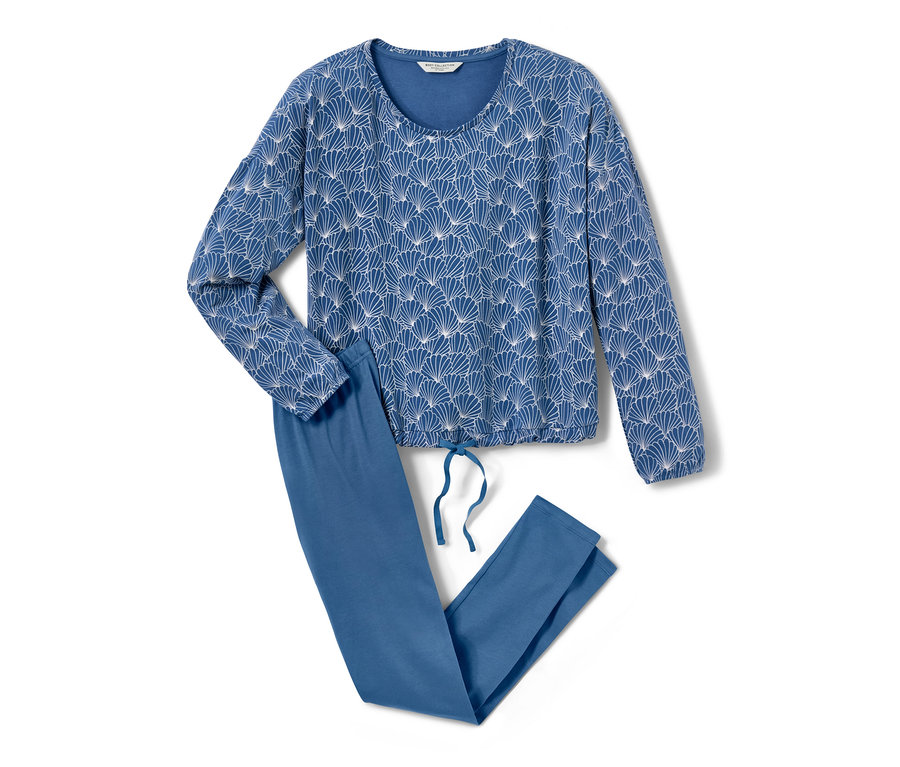 Niebieska piżama z legginsami z białym wzorem leży na białym tle.