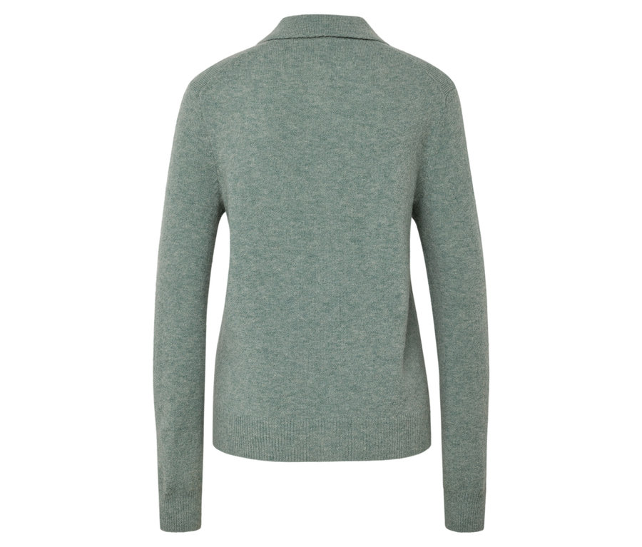 Widok z tyłu jasnozielonego kaszmirowego swetra z długimi rękawami i kołnierzem.