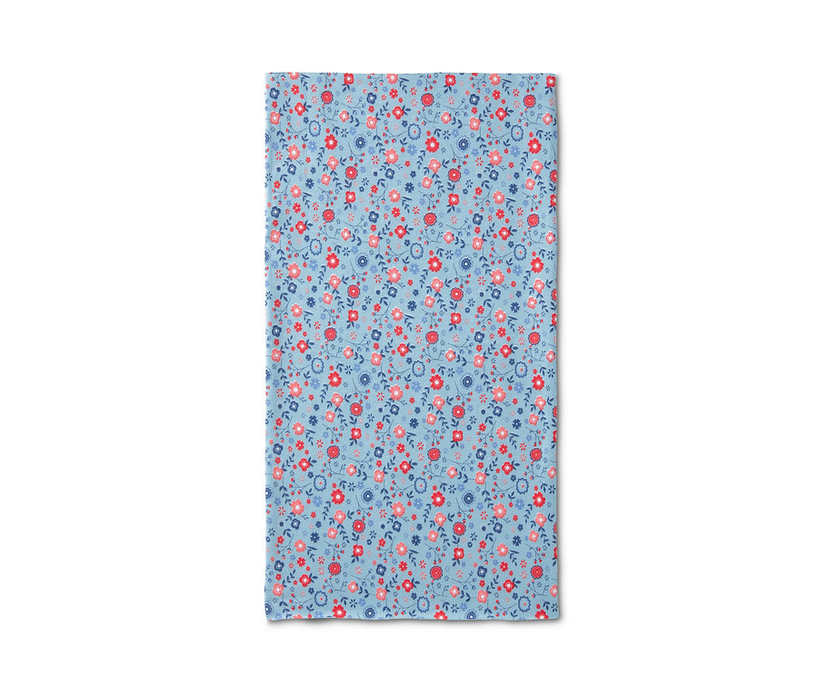 Niebieska chustka wielofunkcyjna z czerwonymi i niebieskimi kwiatami.